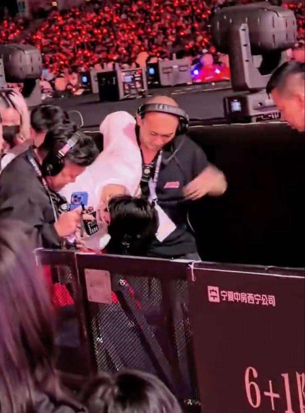 杨宗纬从2米高台跌落,致右手骨裂、6根肋骨断裂,本人:已复工,现在只能侧睡 - 360娱乐,你开心就好