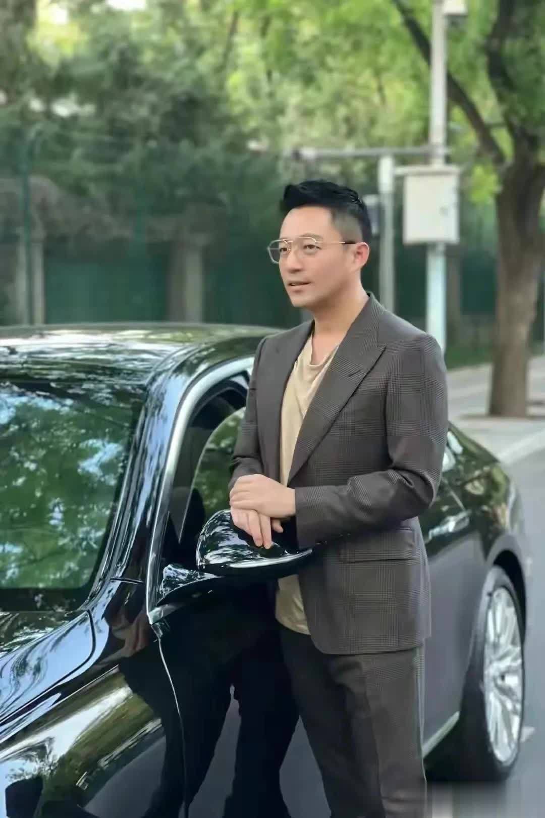 大S去世后儿子首曝光,夜晚光脚穿凉鞋,衣着单薄仅保姆陪同! - 360娱乐,你开心就好