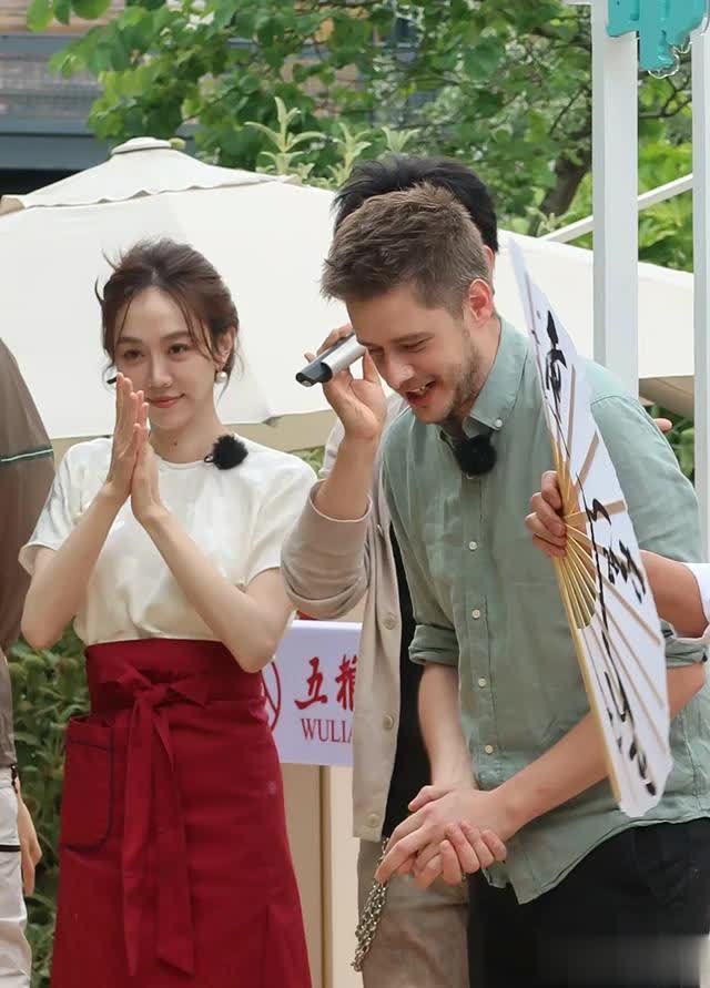 姜妍惊艳亮相，三套新中式装扮尽显高级魅力 - 360娱乐，你开心就好