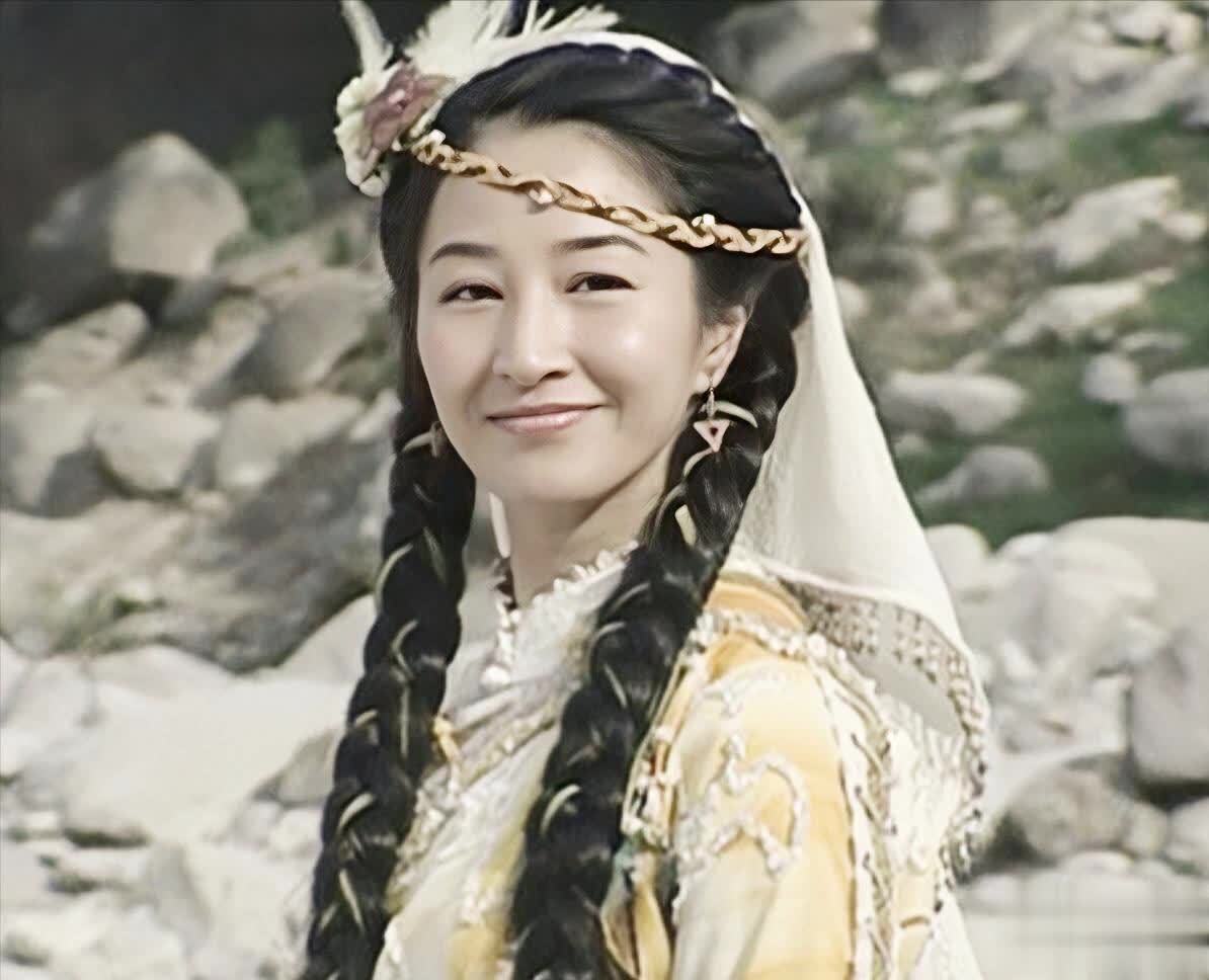 关咏荷出演这部剧时已经38岁,年龄偏大显成熟,与十八九岁的霍青桐有