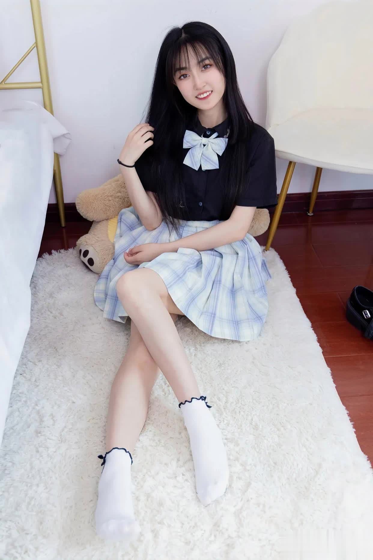 jk格子裙与白色短袜:时尚与生活的完美结合