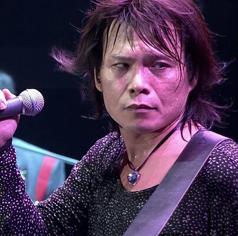 回顾“摇滚歌神”伍佰：几百万人买票唱歌给他听，你敢信？ - 360娱乐，你开心就好
