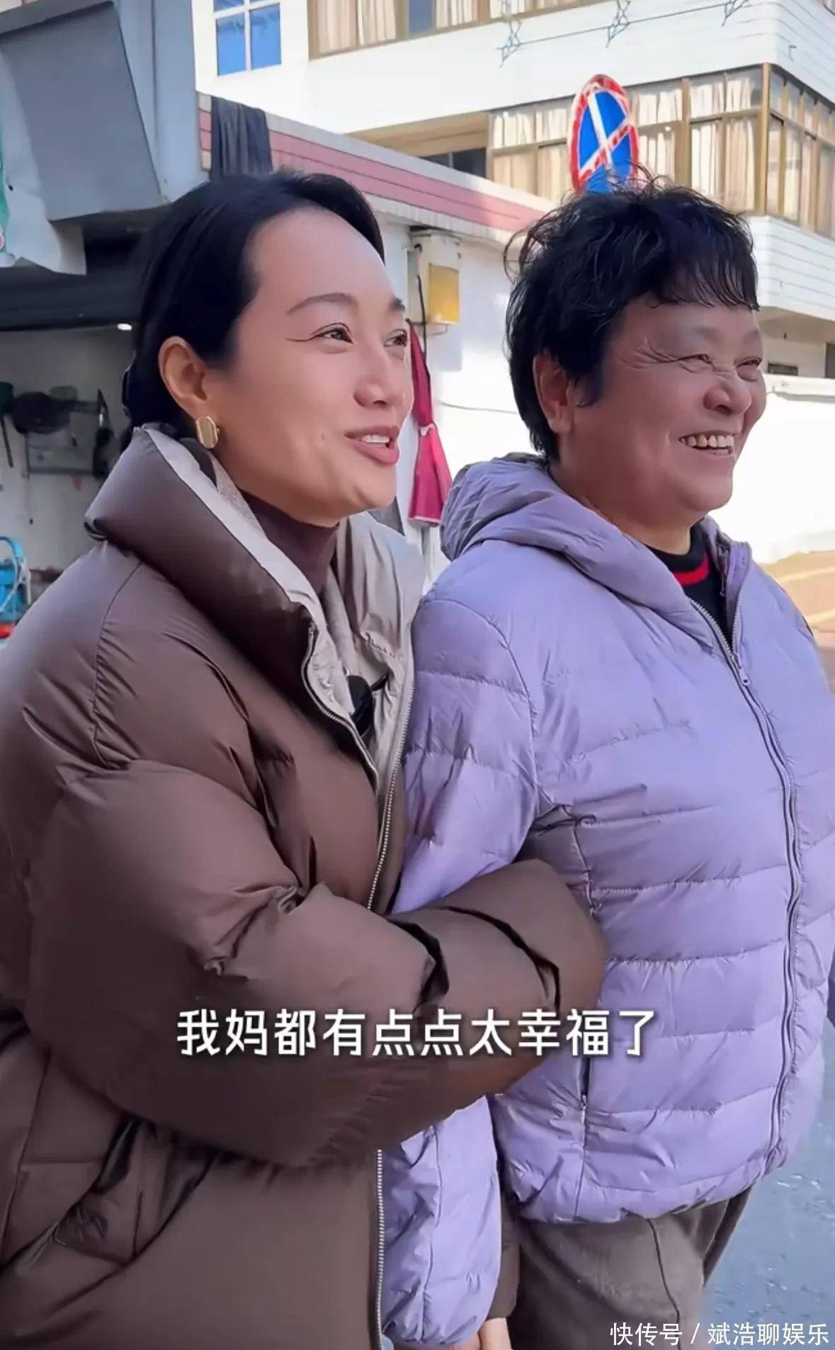 朱丹忙里偷闲回娘家,跟爸爸下田摘新鲜蔬菜,家里小楼特别接地气 - 360娱乐,你开心就好
