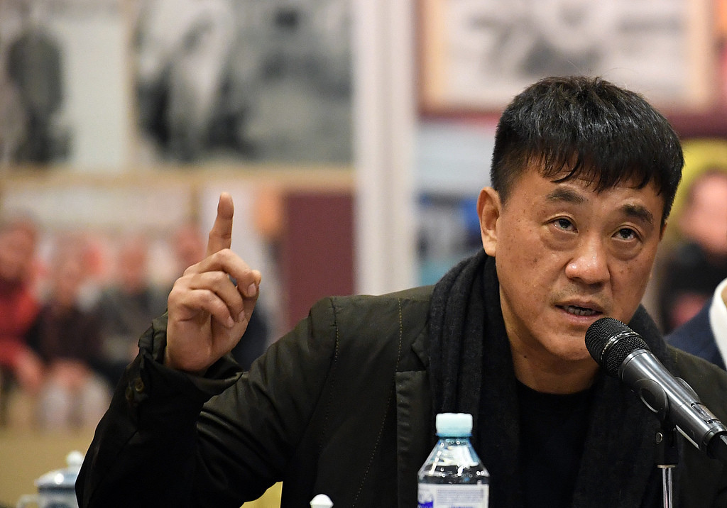 何冰:从戏剧舞台到荧幕的“全能戏骨” - 360娱乐,你开心就好