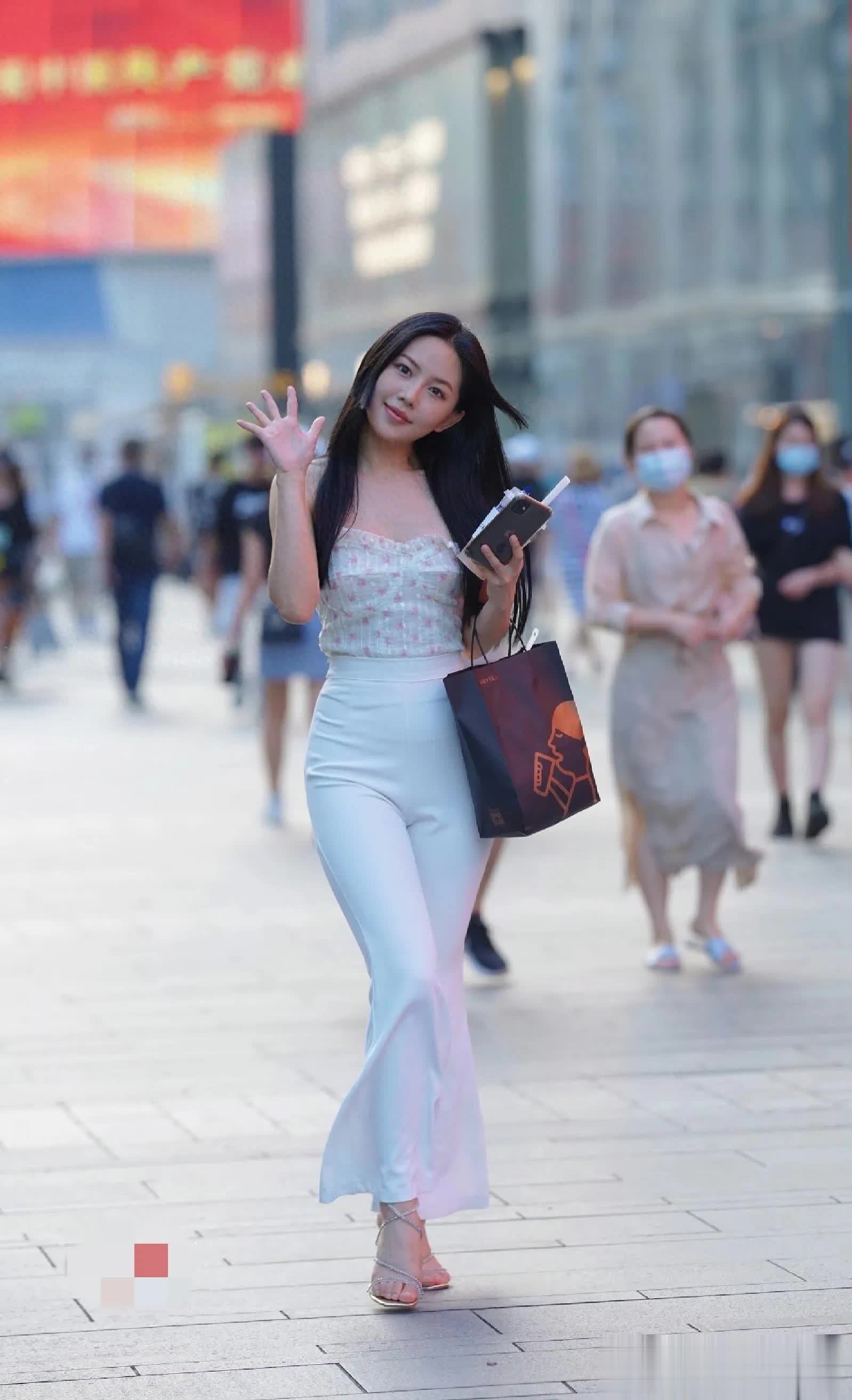 街拍风采手挽购物袋的气质女神