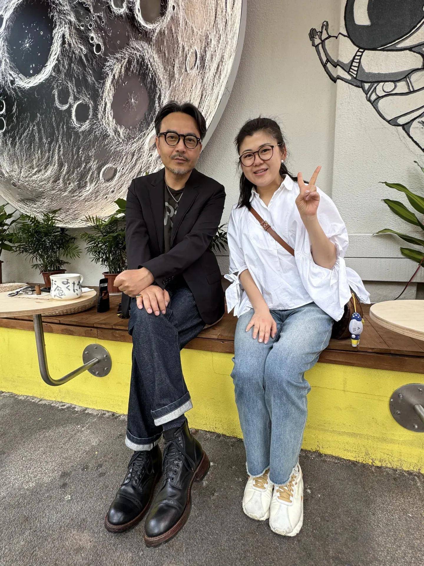 当天汪涵的穿着打扮光鲜亮丽戴着一副黑框墨镜留着中分发型气质比