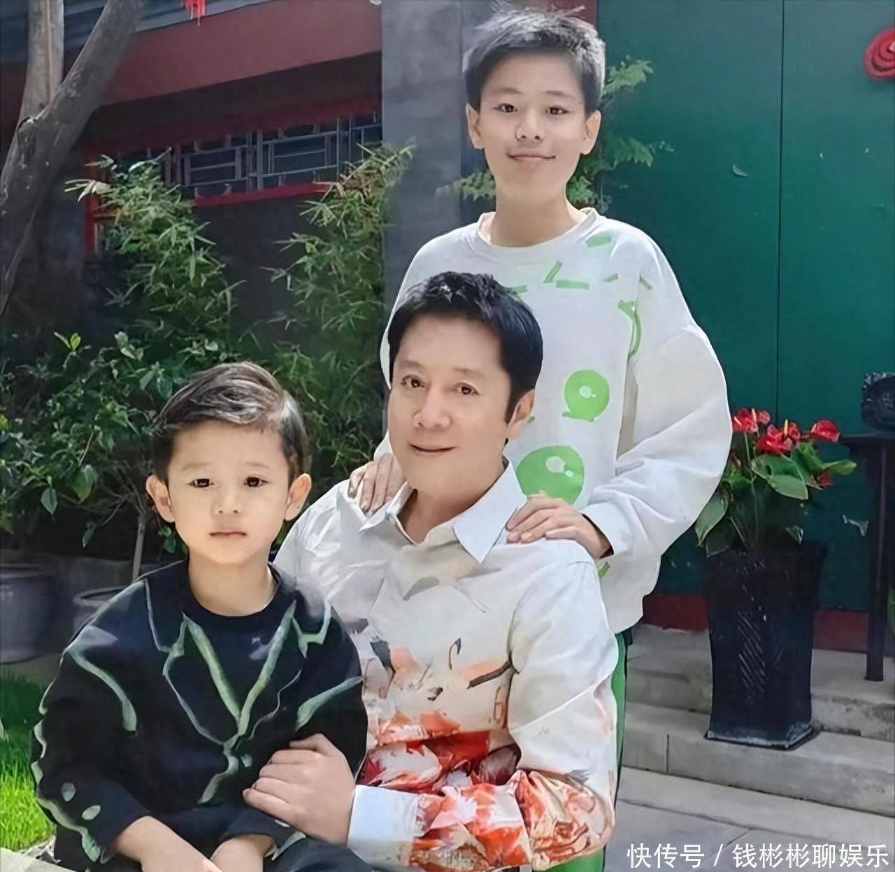 蔡国庆的两个儿子个个英俊,大儿子已经14岁,身高迅速接近父亲 - 360娱乐,你开心就好