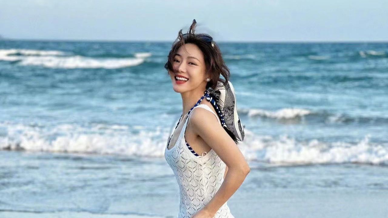 邓家佳未婚未育,除了拍戏就是旅游,活成了人人羡慕的样子