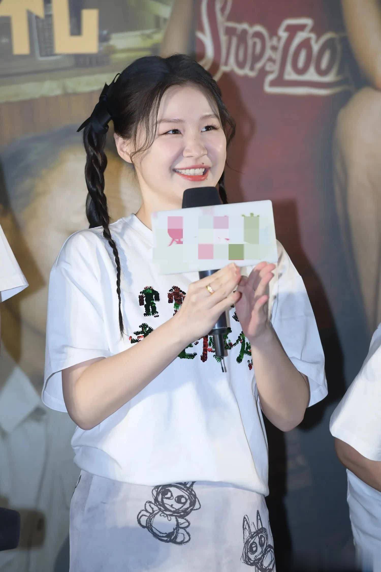 金靖美出新高度!与迪丽热巴同框,腿竟一样细不输阵