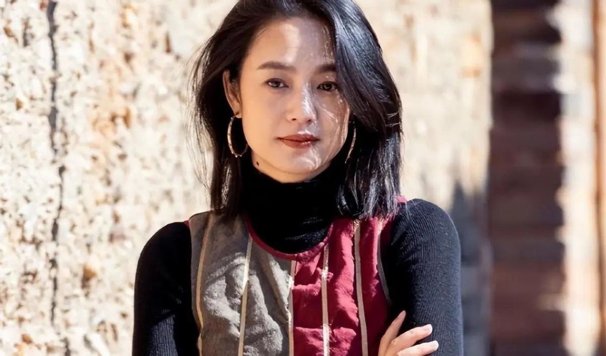 周韵15岁获选美冠军,凭气质征服姜文,46岁成两儿子的妈 - 360娱乐,你开心就好