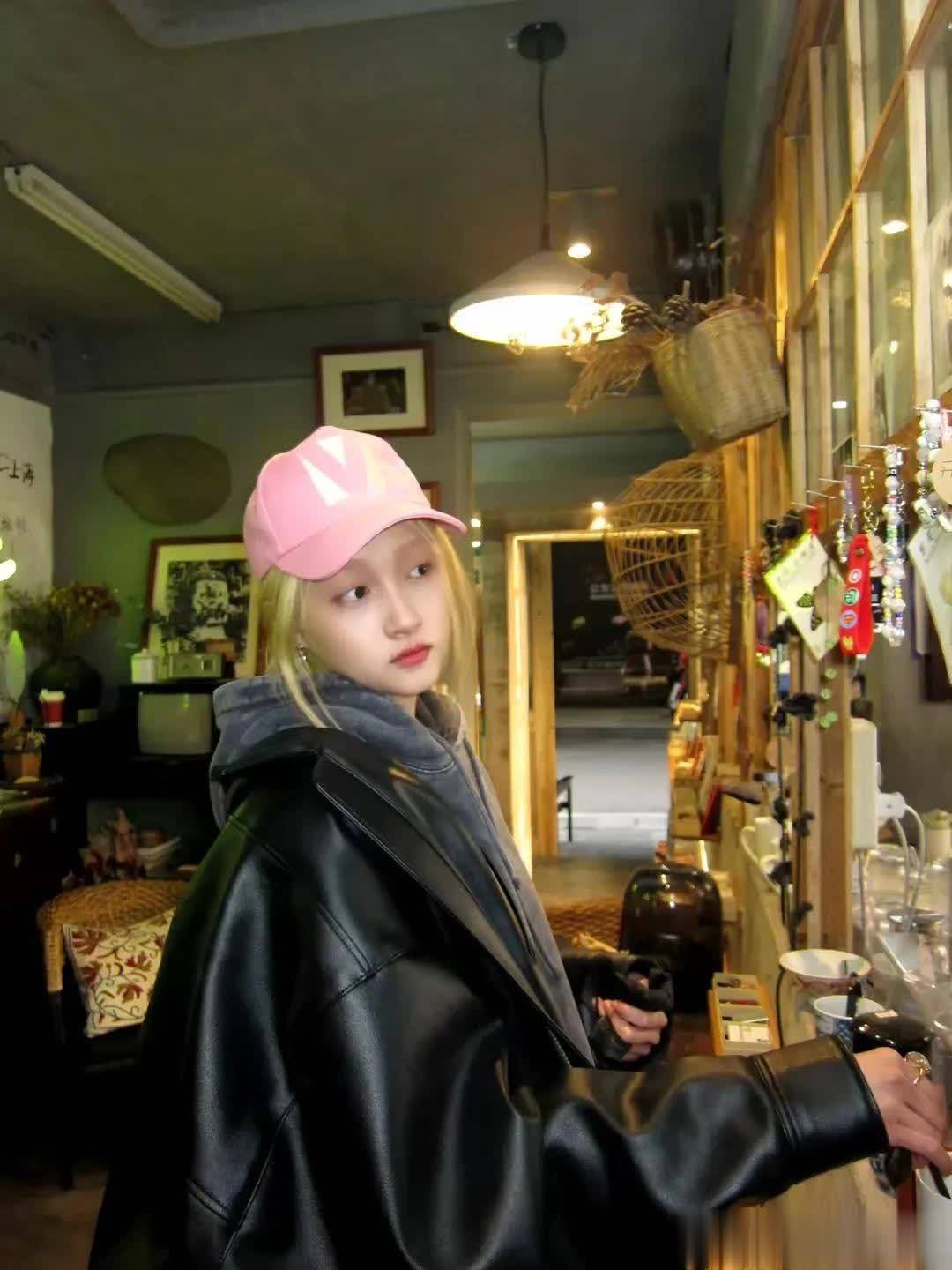 据统计,在关晓彤造型曝光后的72小时内,横店周边假发店接到的特殊染发