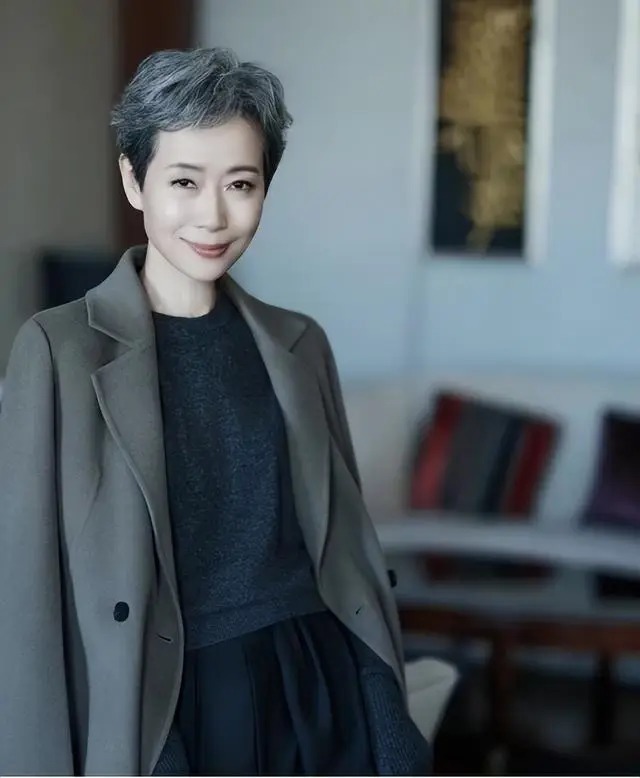 叶童满头银发尽显少年感,曾传与钟楚红感情超闺蜜情 - 360娱乐,你开心就好