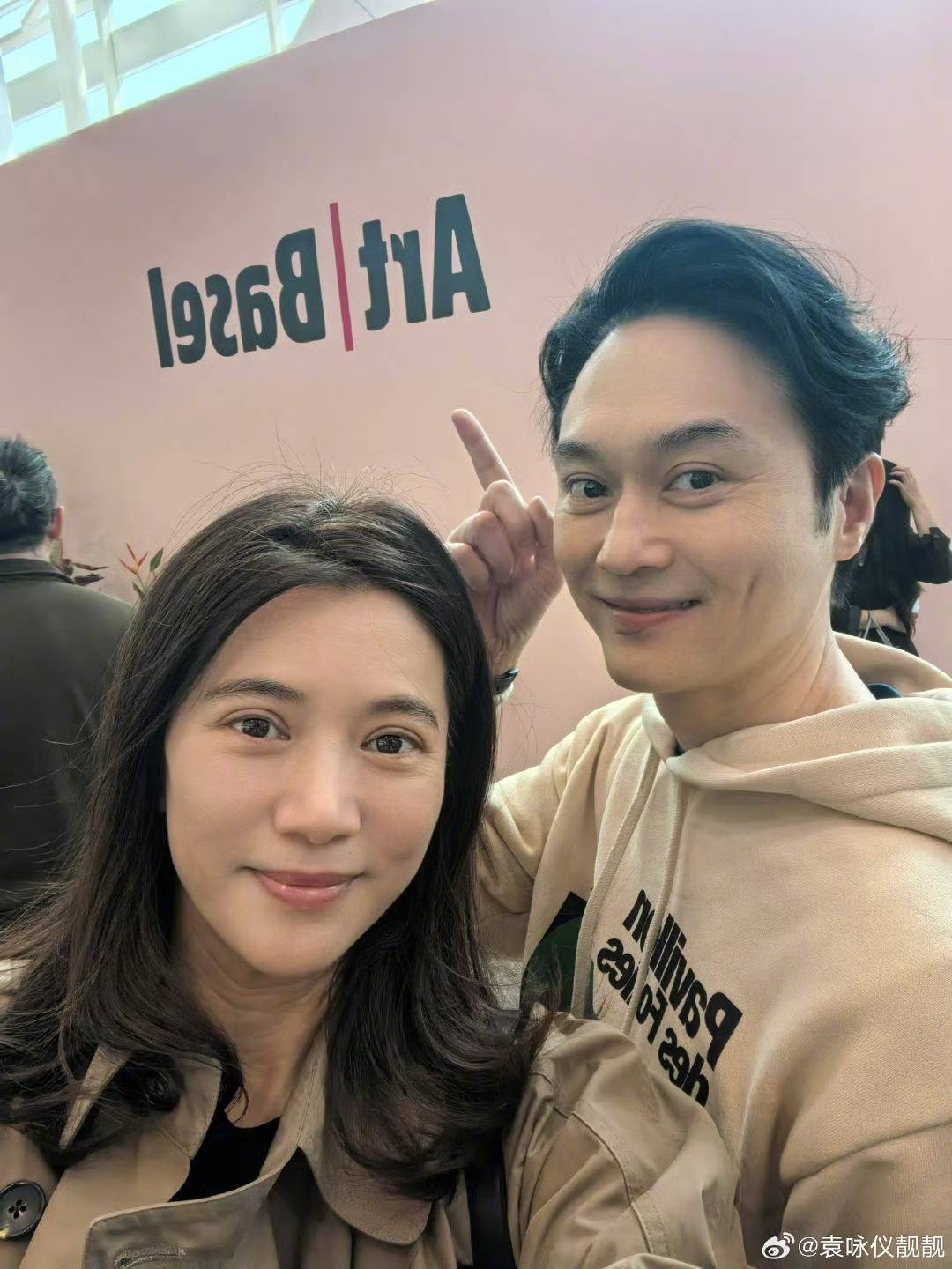 为此老公张智霖特意学习了按摩的手法每天给她按脚甚至剪脚指甲