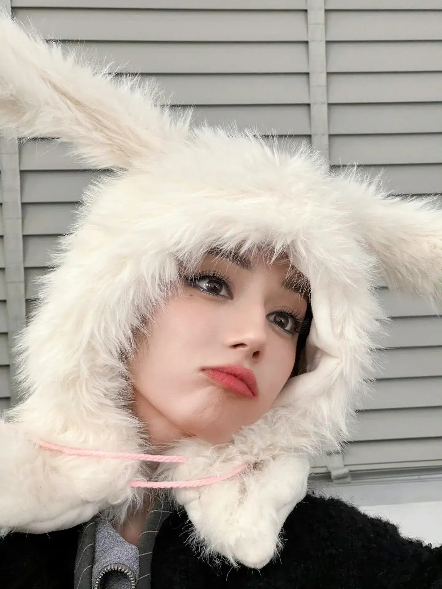 被迪丽热巴惊艳住了兔子头套搭配黑色毛绒外套精致的像洋娃娃