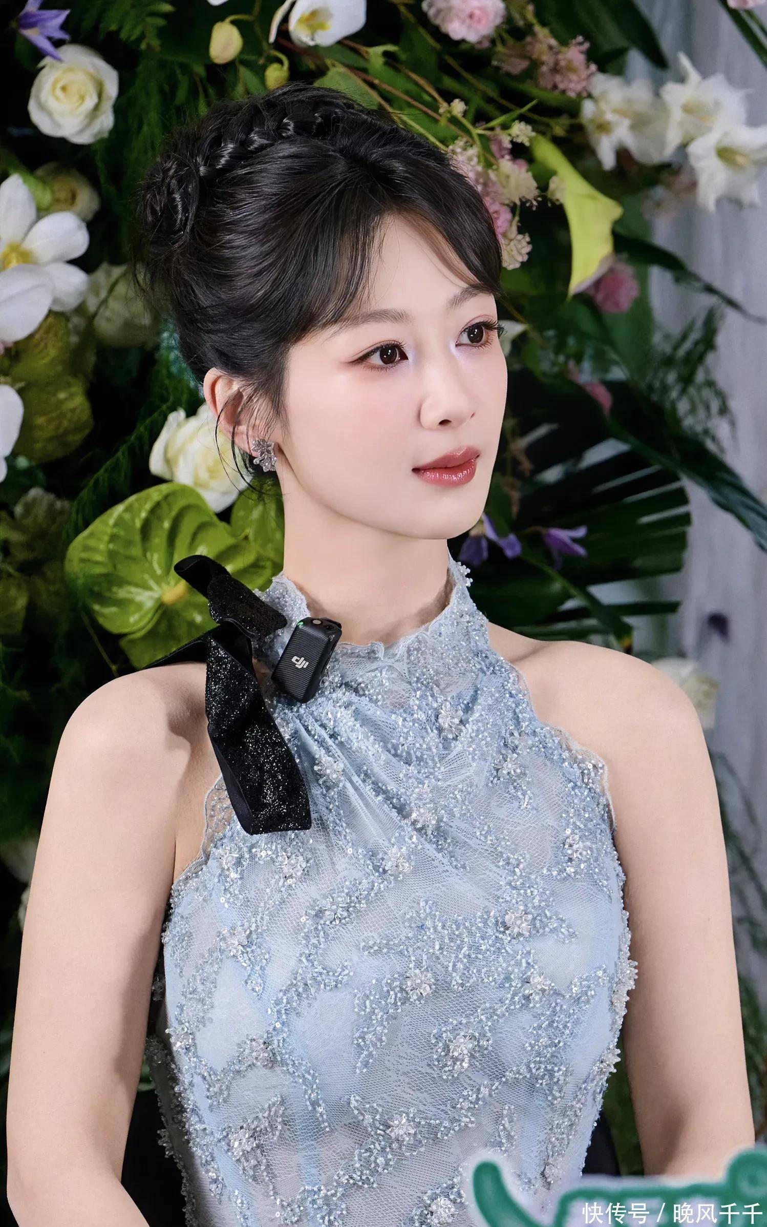 杨紫近日活动造型,一袭限量款蓝色蕾丝礼服,清新优雅又温柔可人 - 360娱乐,你开心就好
