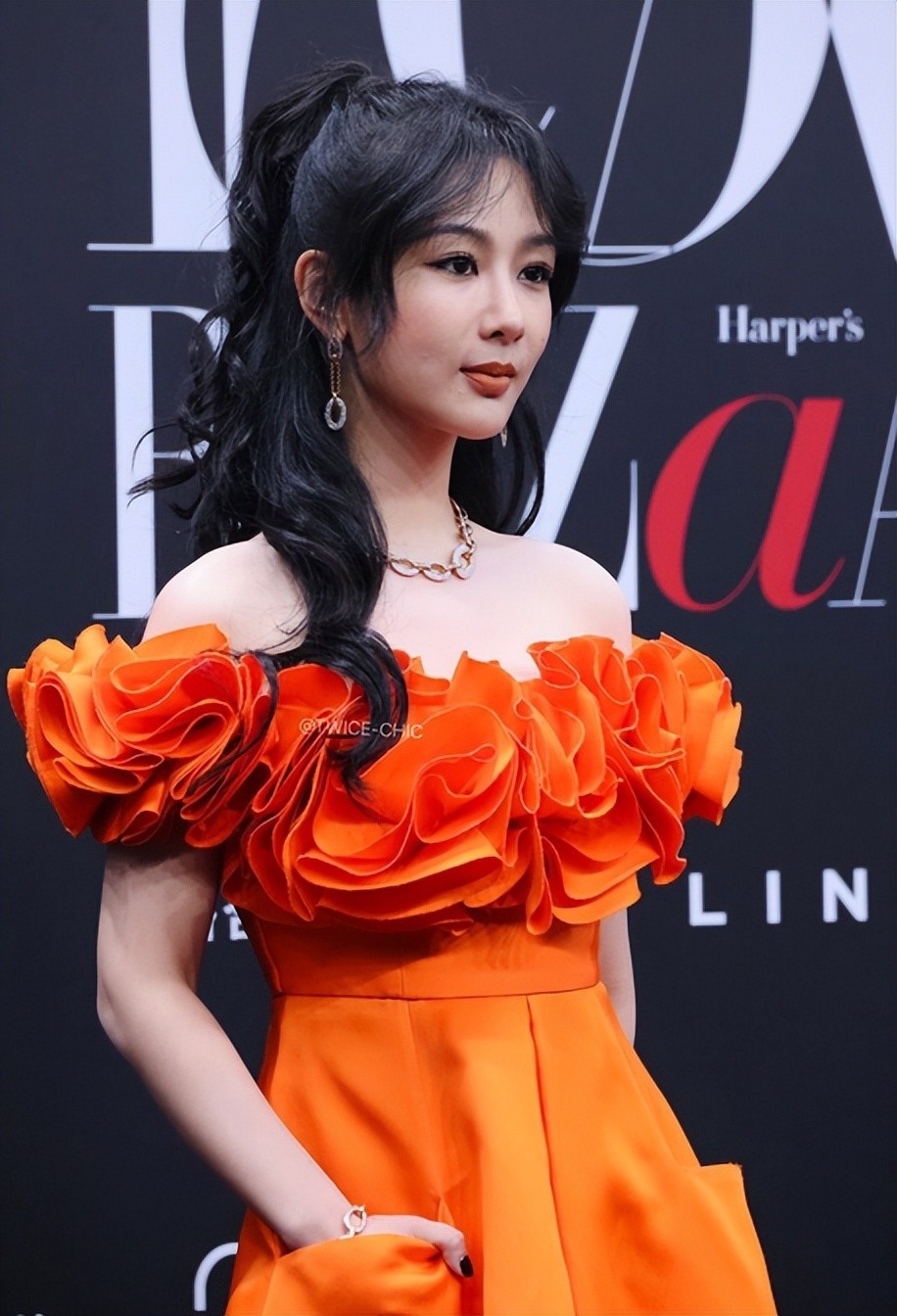 32岁杨紫晒新视频!齐刘海配红色套装时尚感强!