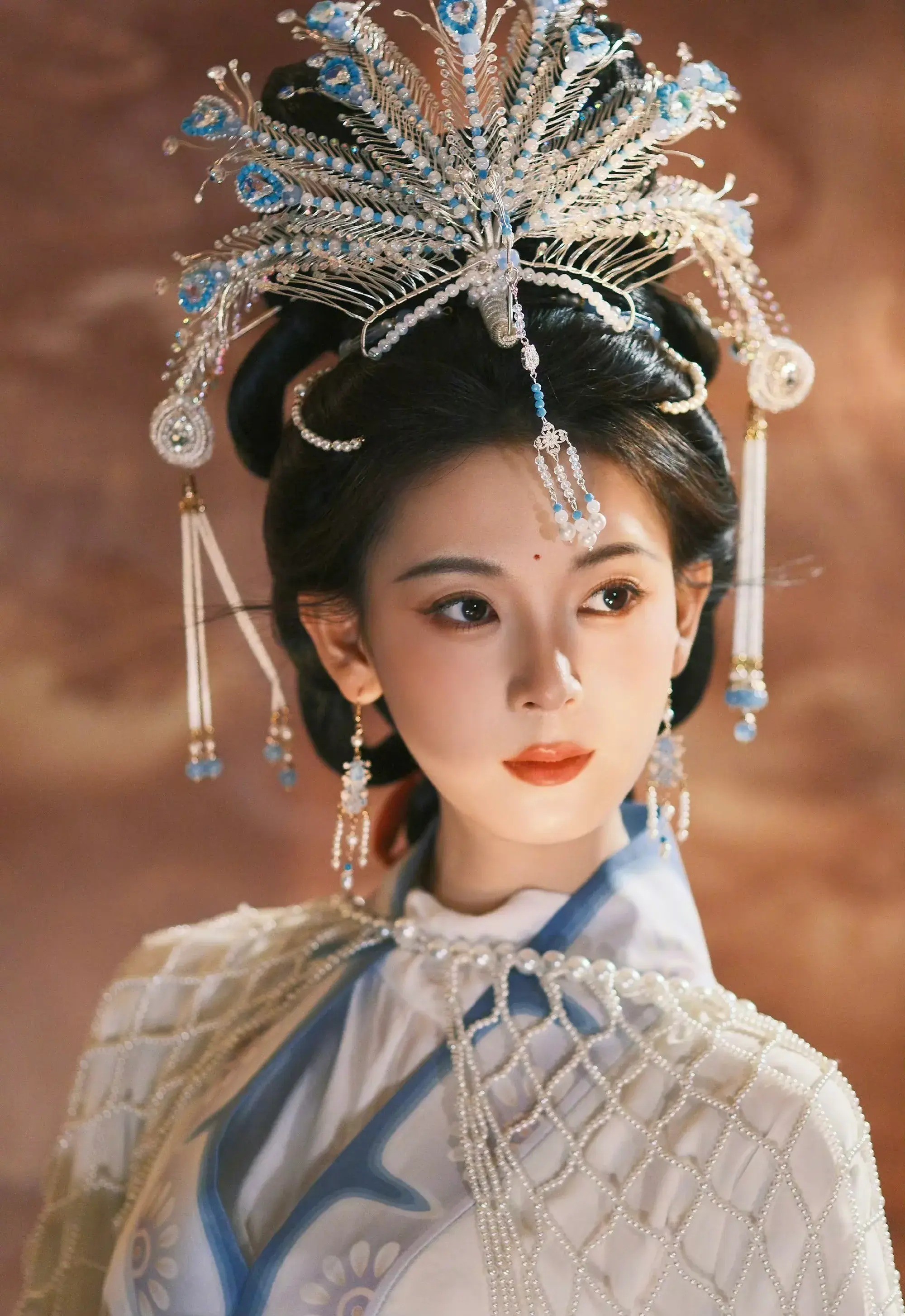 陈瑶COS月中嫦娥被赞像“女儿国国王”!眉目含情一整个国色天香 - 360娱乐,你开心就好