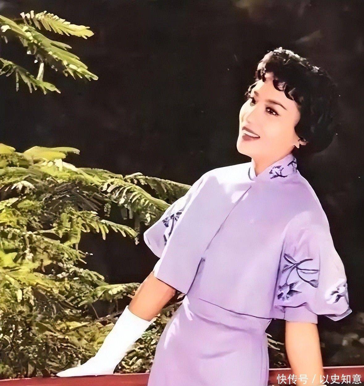 70年代,夏梦等人的合影,她气质优雅美的突出,堪称绝代佳人 - 360娱乐,你开心就好