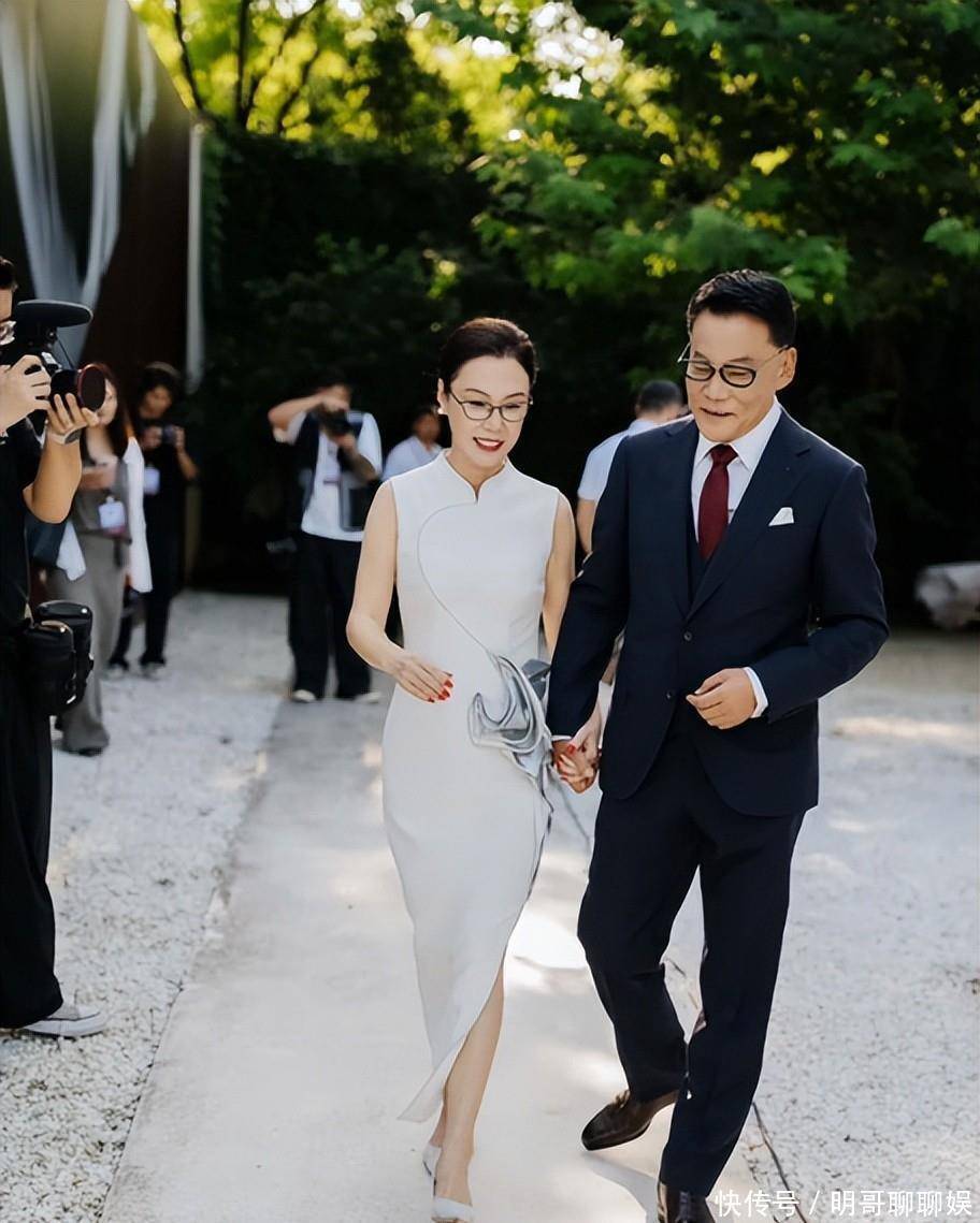 张丹红七夕秀恩爱!连秀多张夫妻亲密合照,李国庆开心的像个孩子 - 360娱乐,你开心就好