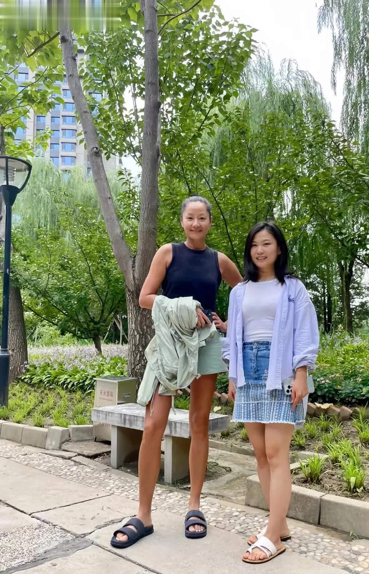瞿颖带女儿打网球秀腹肌,男友当球童亲子互动超甜 - 360娱乐,你开心就好