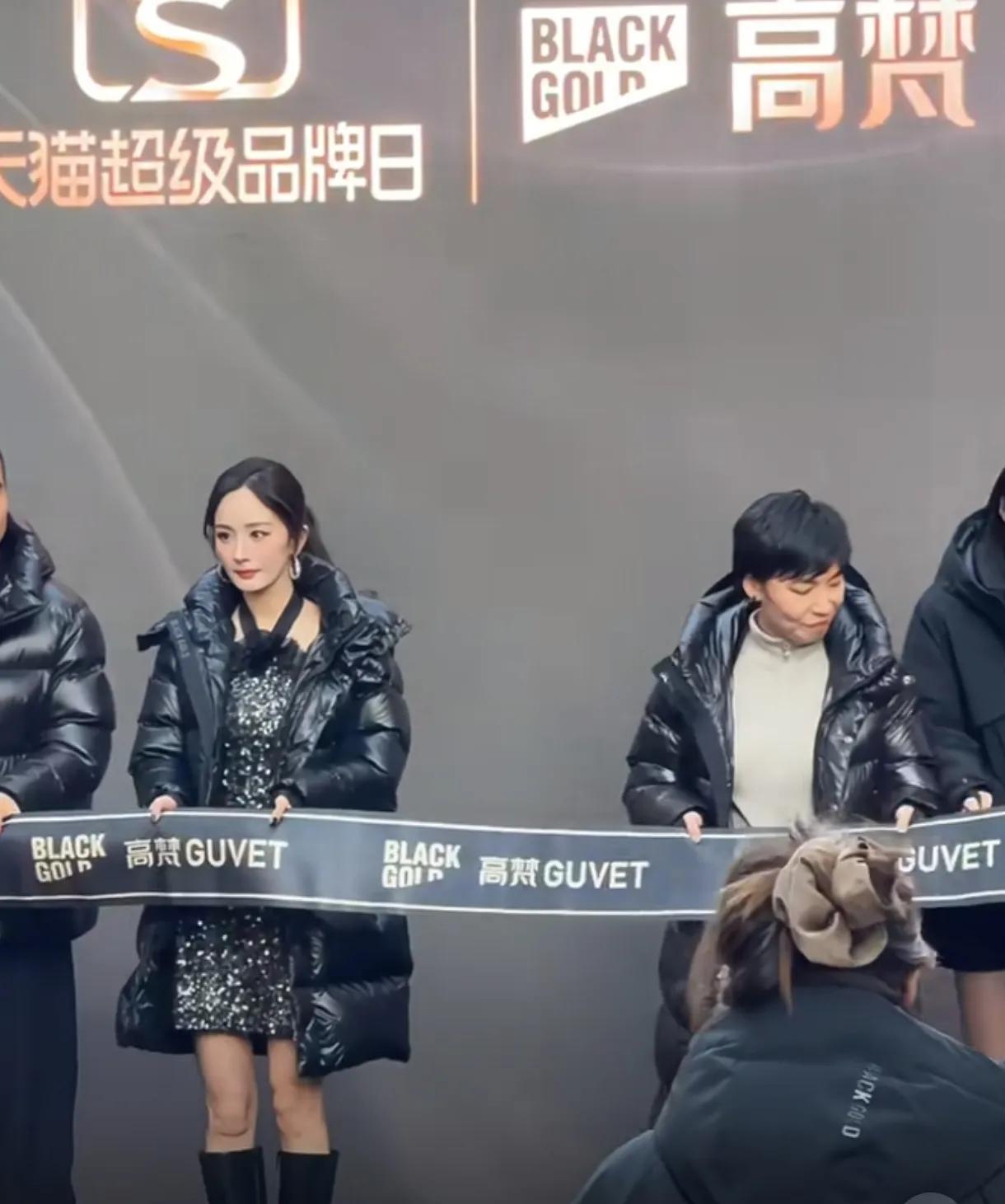 杨幂现身高梵品牌活动,并为其剪彩,穿羽绒服露腿真是美丽冻人 - 360娱乐,你开心就好