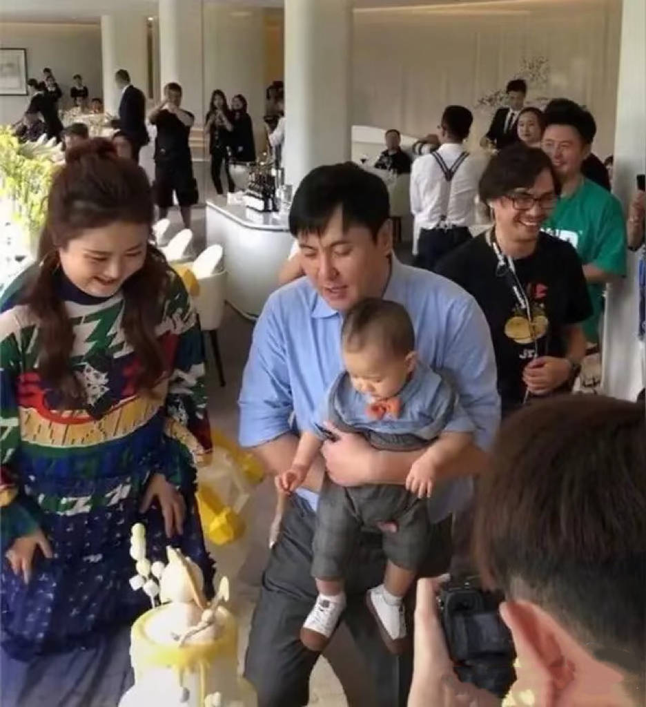 沈腾海南请吃火锅,王琦素颜显老,8岁儿子神似妈妈 - 360娱乐,你开心就好