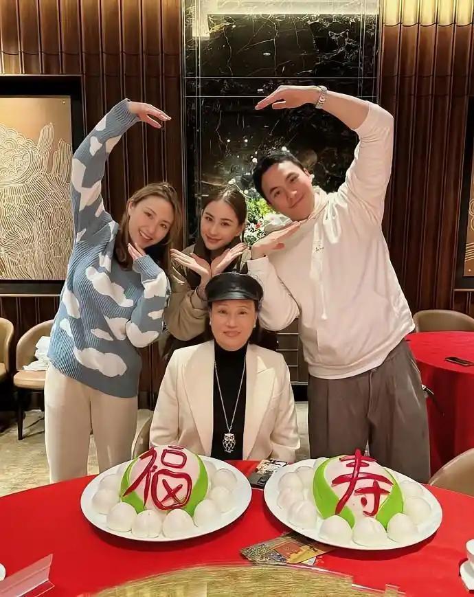 赌王三太72岁生日穿白西服贵气,何超莲兄妹三人相伴 - 360娱乐,你开心就好