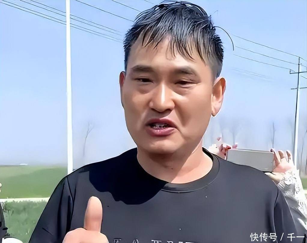 大衣哥朱之文爆红15年:从田间歌手到网络风暴下的坚守者 - 360娱乐,你开心就好