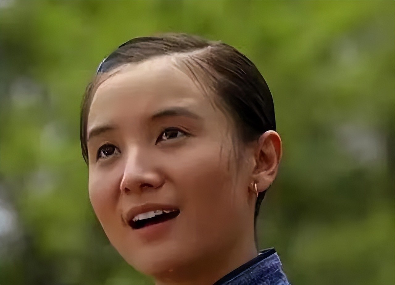 甜蜜初恋在拍摄电视剧《出水芙蓉》时,宋佳结识了大自己四岁的师哥