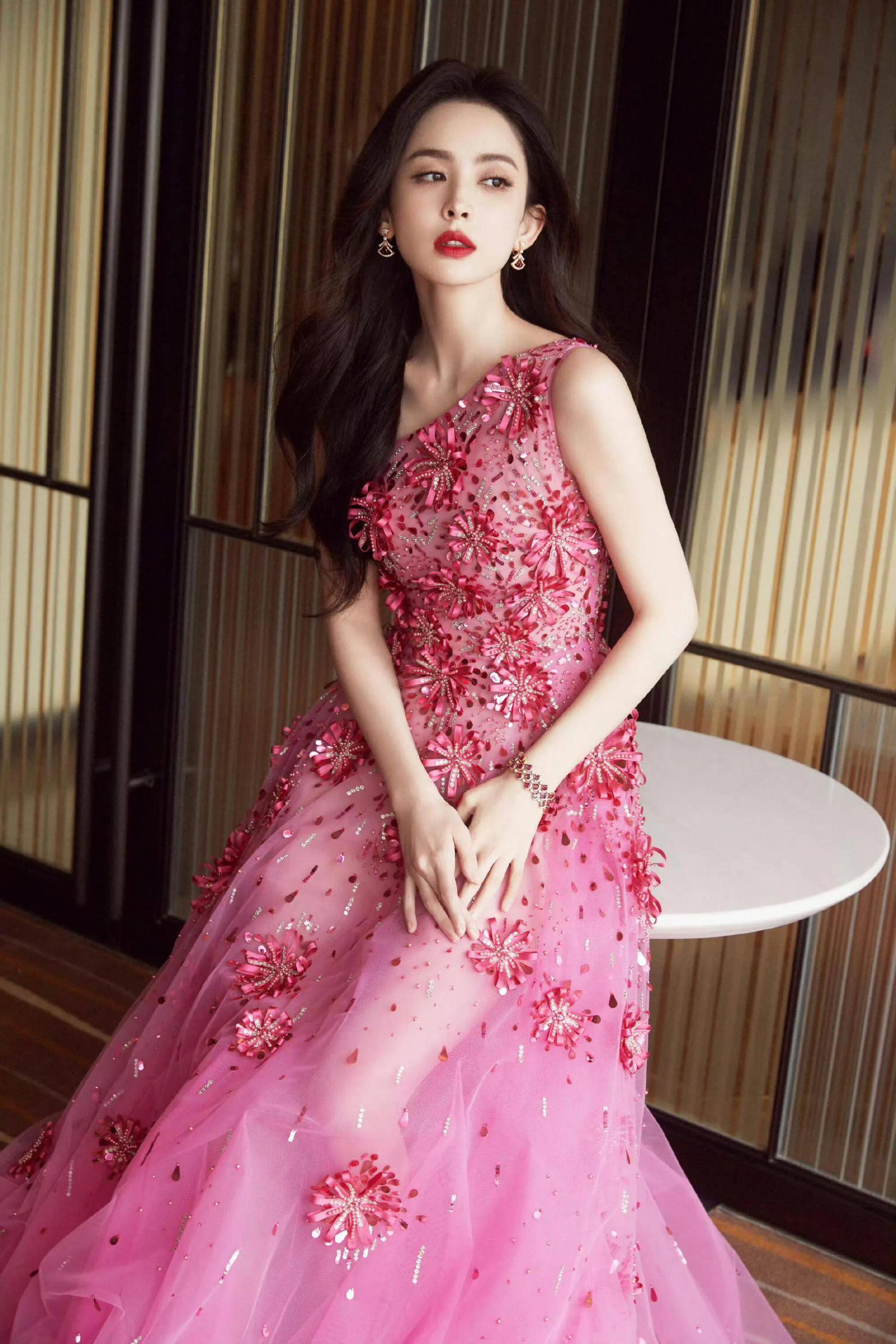 古力娜扎邂逅粉色礼服,颜值气质经历绝美碰撞美出圈