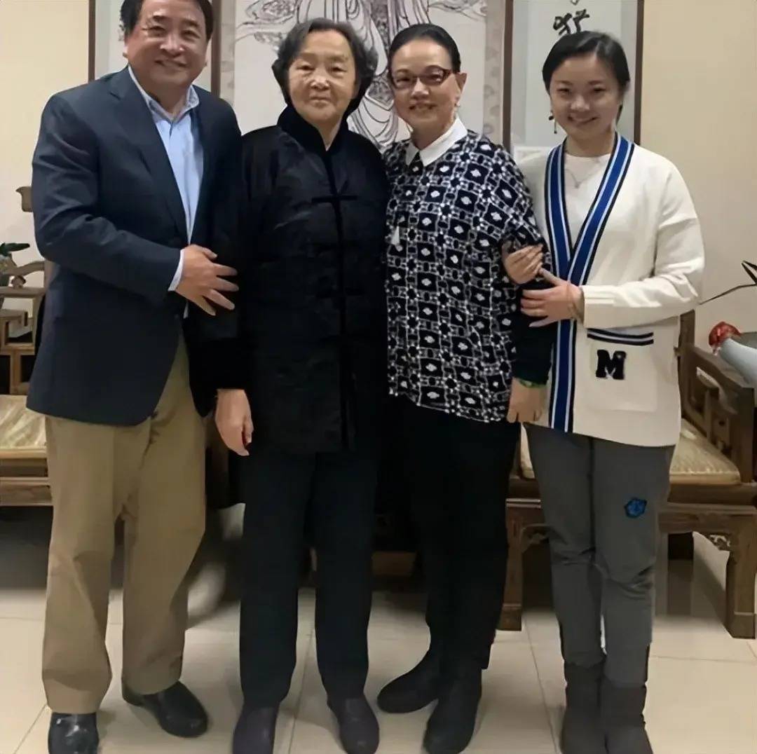 姜昆女儿姜珊国外被拍，46岁单身自信漂亮，面相神似老爸！ - 360娱乐，你开心就好