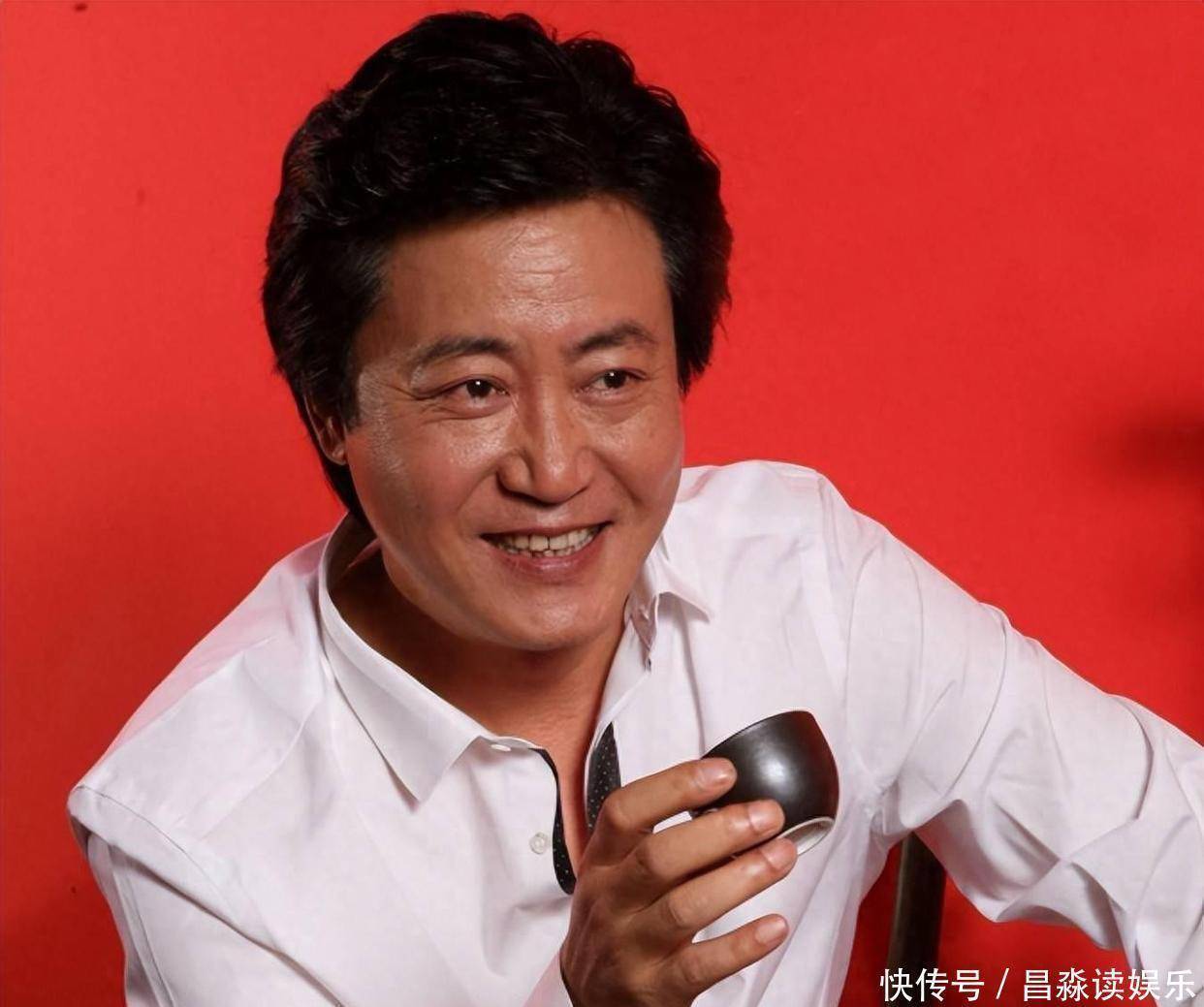 与丈夫赵宝刚坚持不育十八年,夫妻中年反悔育子,丁芯感到圆满