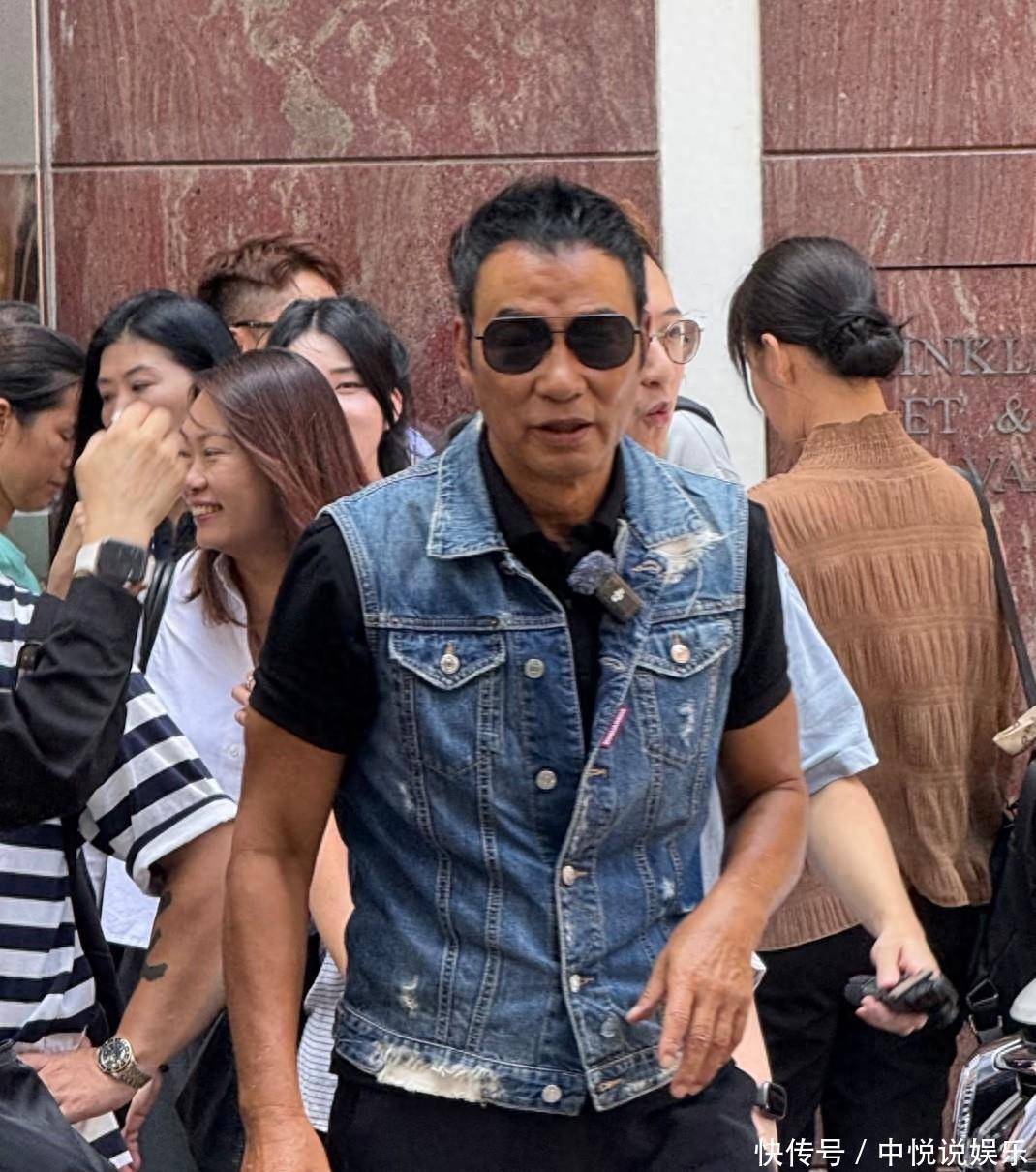 70岁任达华现身香港 紧身裤牛仔马甲身材碾压年轻人 这状态合理吗? - 360娱乐,你开心就好