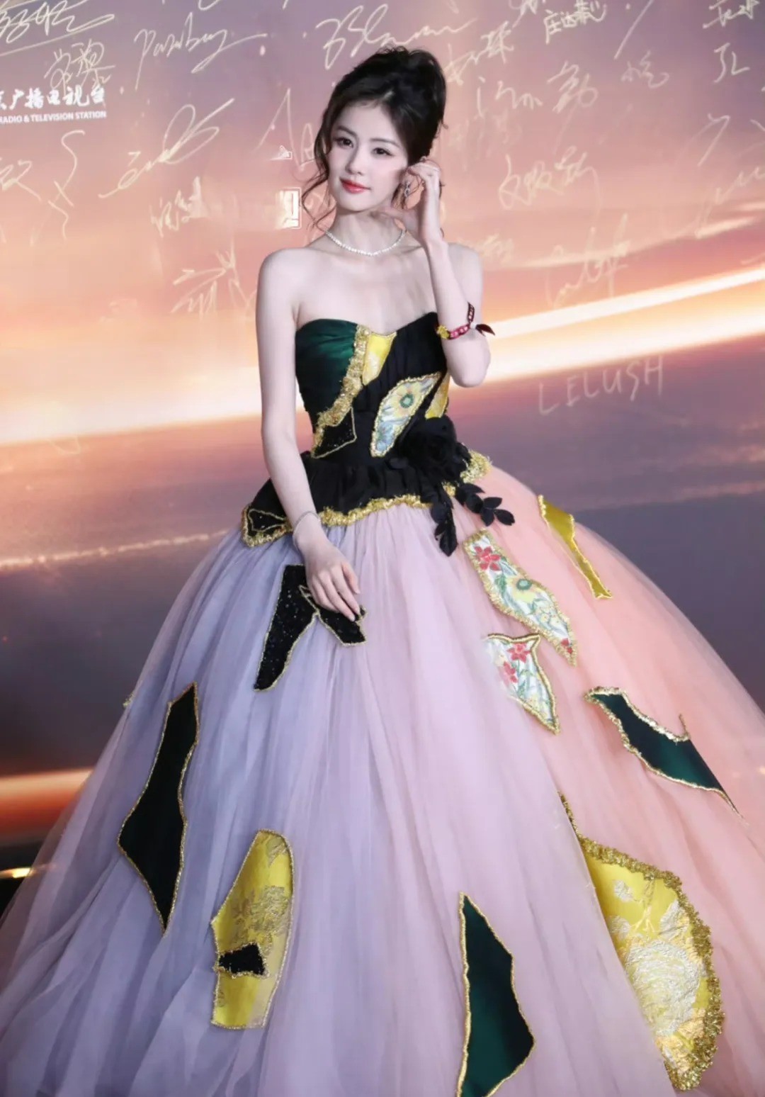 微博之夜女明星红毯造型生图,赵丽颖优雅,杨紫古典,白鹿好美