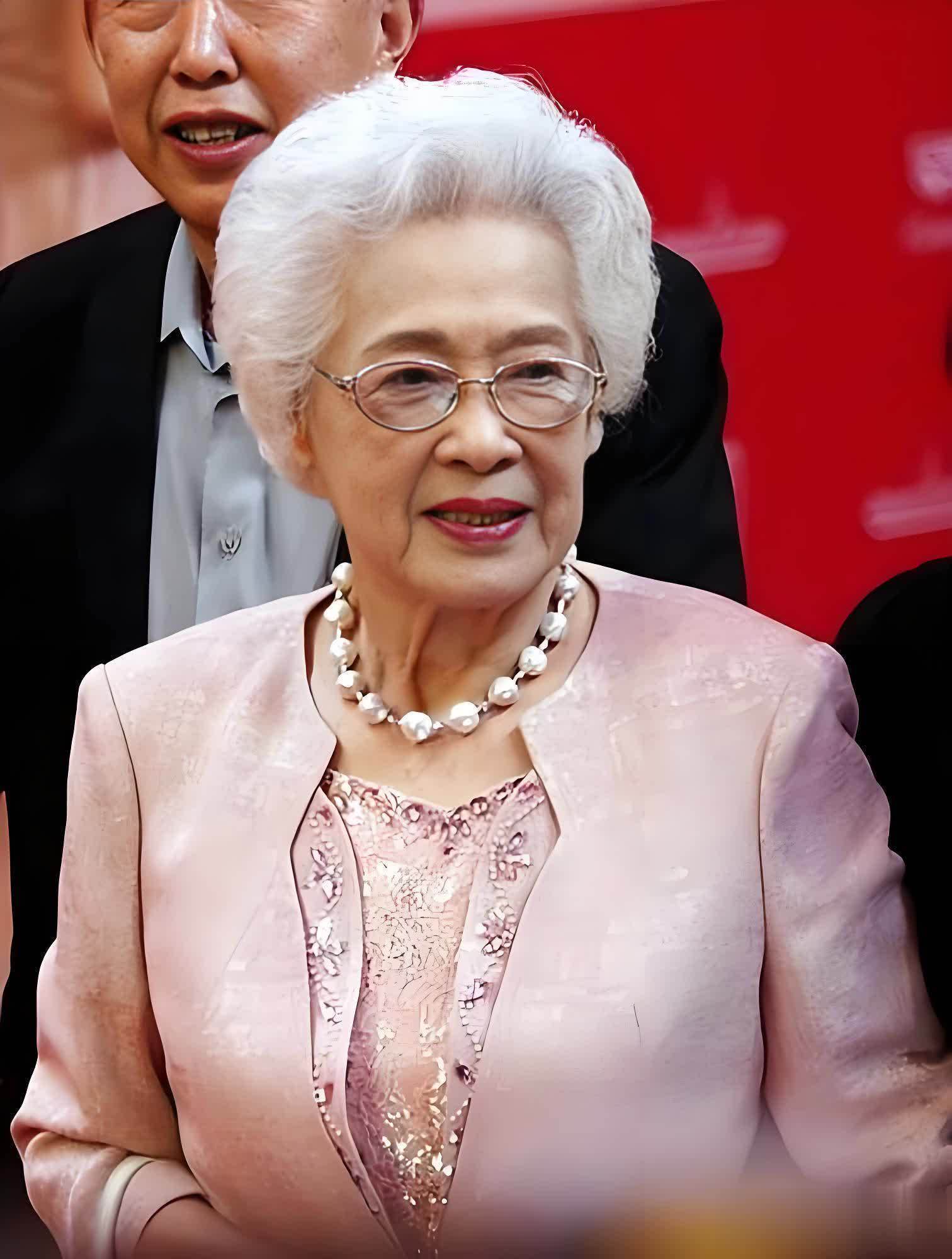 回看100岁秦怡打扮:白发不染,裙不搭运动鞋,优雅好看!