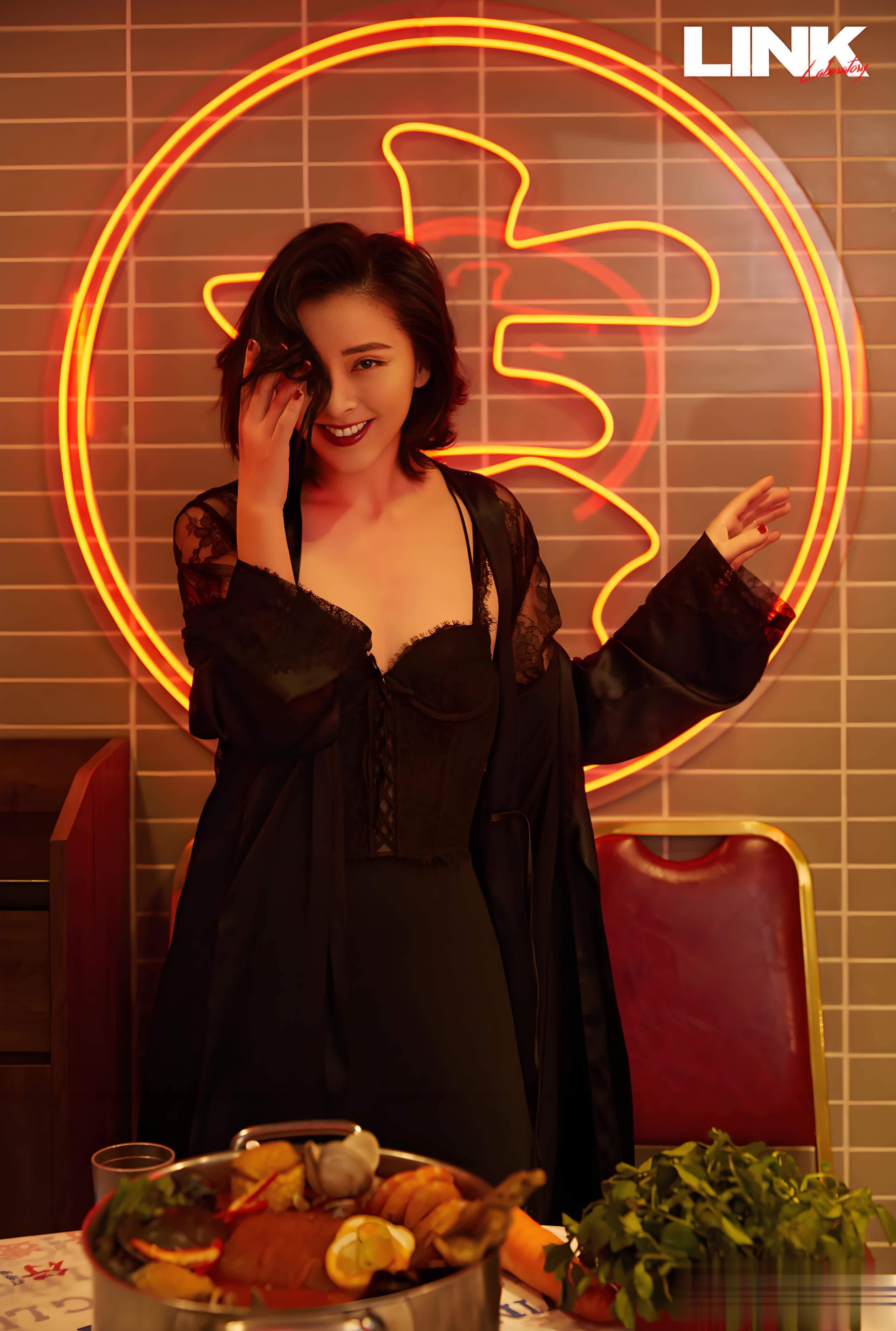 黄小蕾拒绝杜淳倒追大张伟,因一顿饭嫁给富豪,如今怎样了