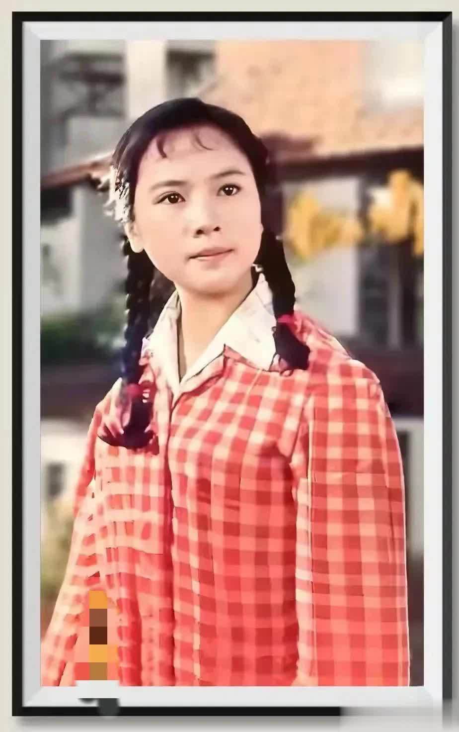 八十年代女星风采:格子衫配麻花辫,经典造型再现!