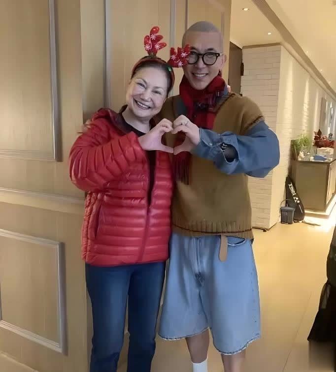 S妈黄春梅首谈抚养权与遗产风波:汪小菲要抢随便他 - 360娱乐,你开心就好