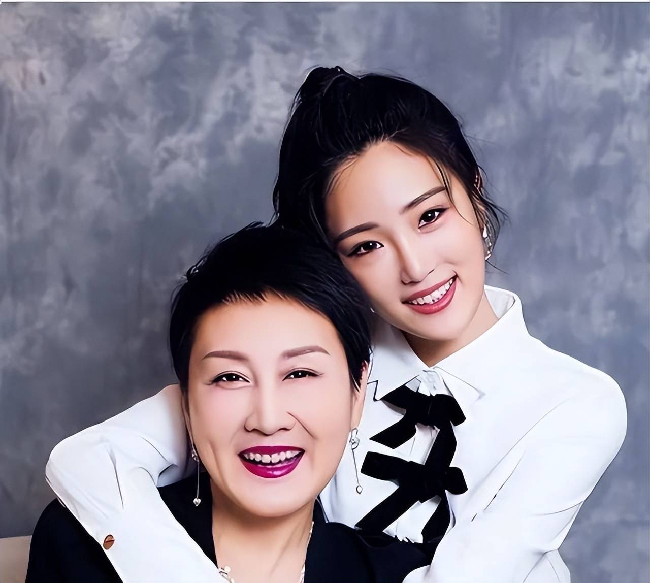 63岁张凯丽为28岁女儿张可盈操碎心,演艺之路坎坷 - 360娱乐,你开心就好