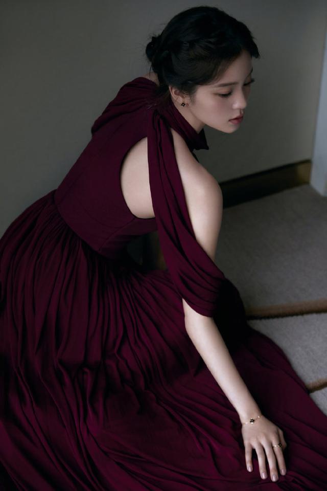 欧阳娜娜穿酒红色露肩裙太绝,时髦精身材太能打!
