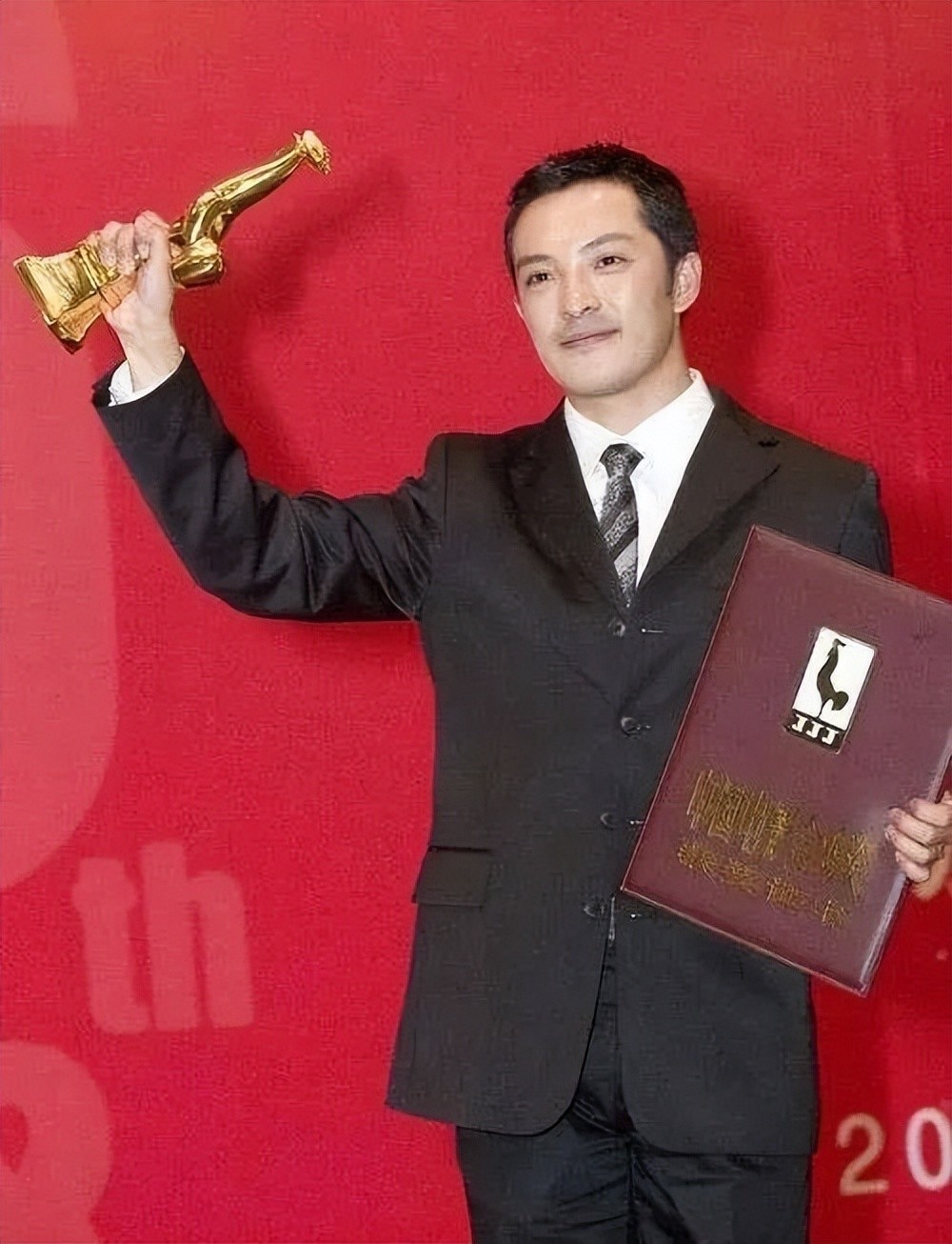 面相变了?看到48岁富大龙容光焕发,才懂曾黎饶敏莉为何相继沦陷 - 360娱乐,你开心就好