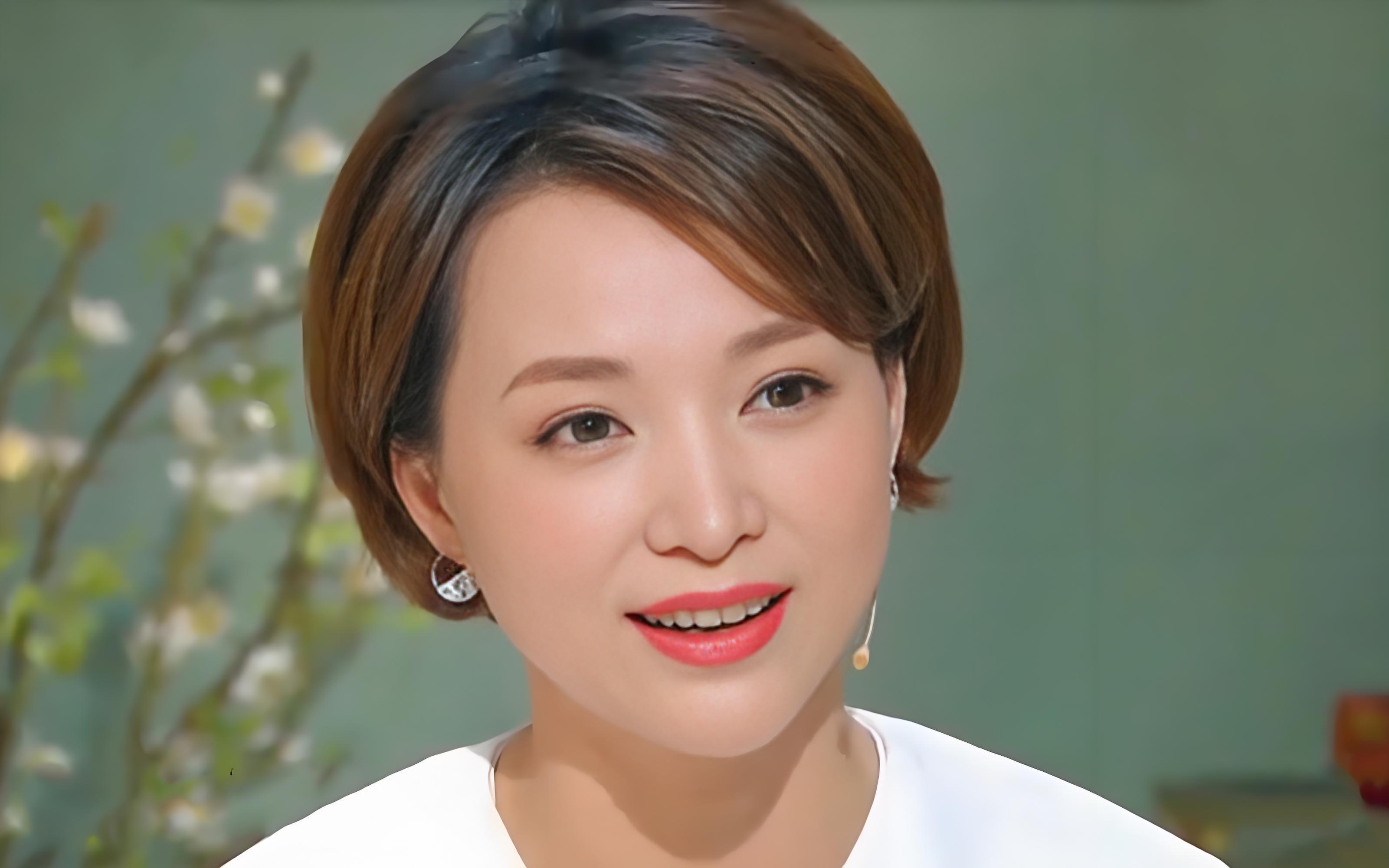 董卿街头现身,51岁素颜虽不惊艳,但气质依旧无敌!