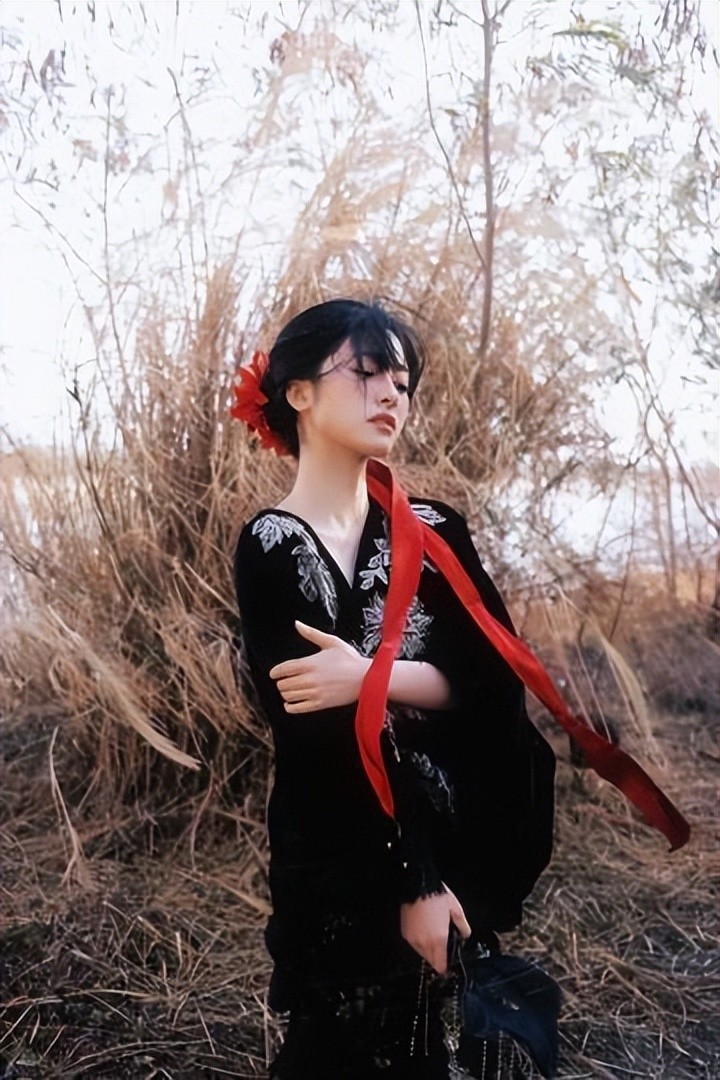 沈月暗黑新中式大片朦胧灵动 头戴大红花氛围感拉满