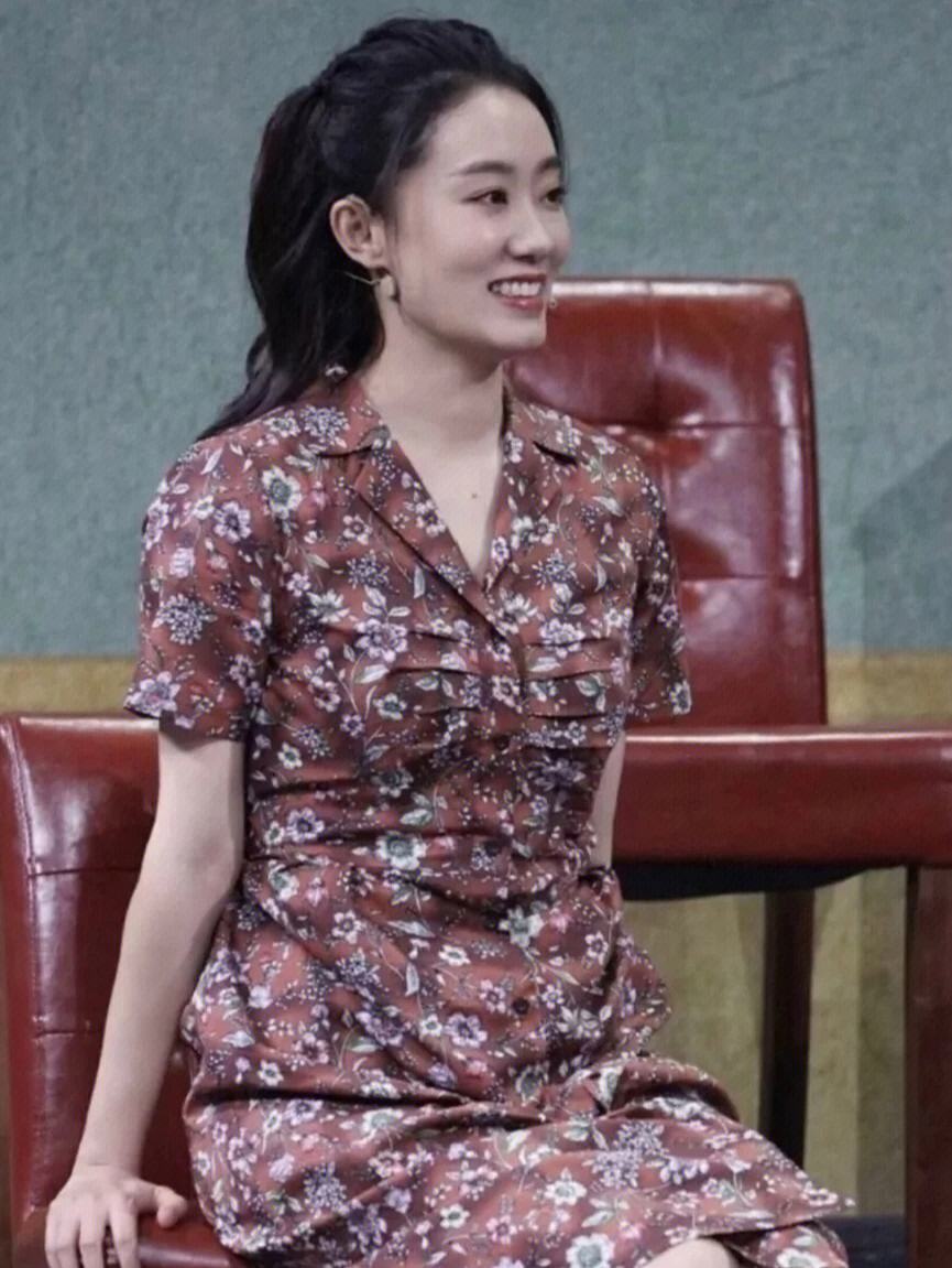 张小斐和妈妈同框,妈妈皮肤白皙骨相高级,颜值比女儿还绝!