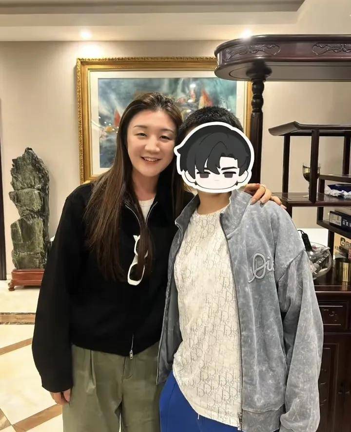 黄晓明家族聚餐与表妹陈梦同框，打扮朴素没大牌架子 - 360娱乐，你开心就好