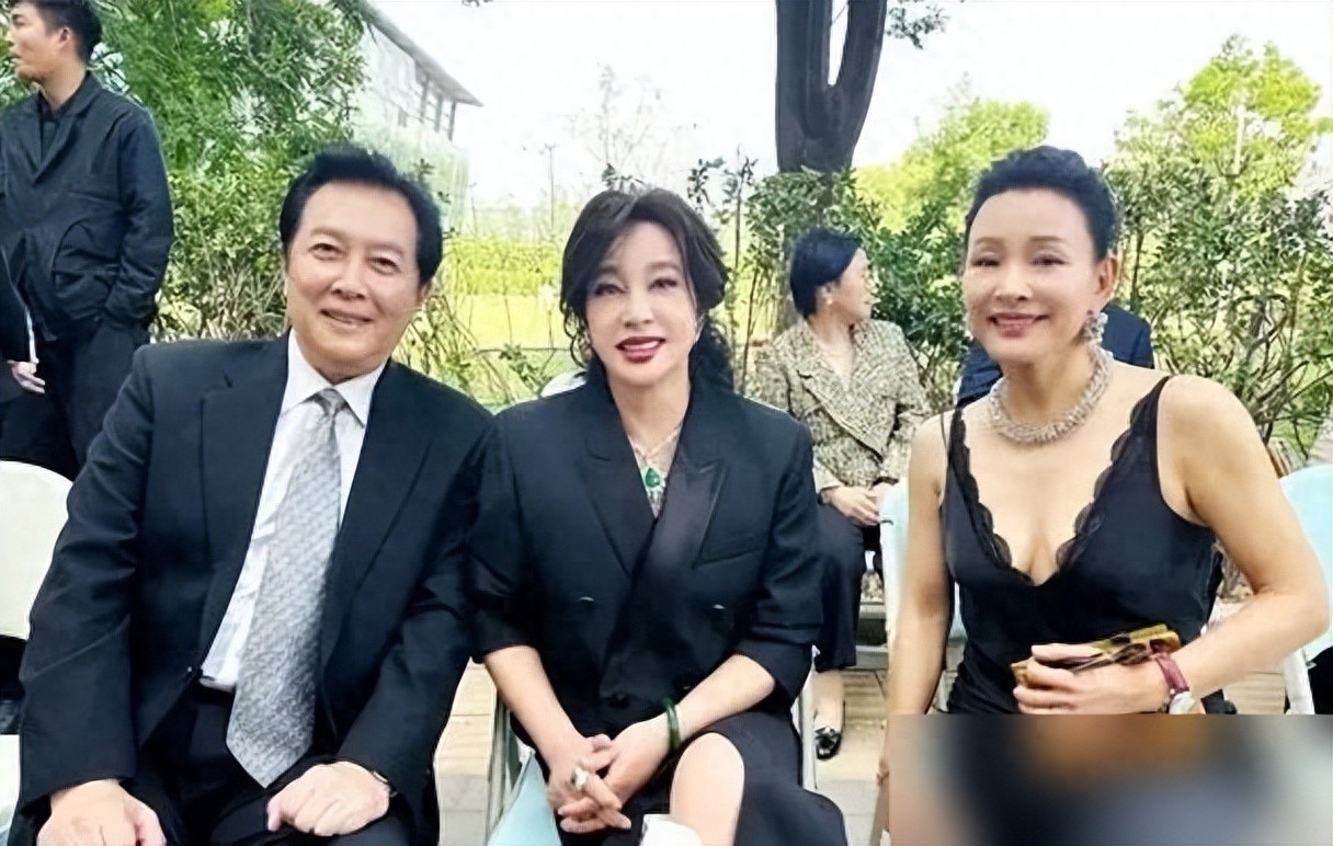62岁陈冲与73岁刘晓庆同框,展现真正的岁月无痕之美 - 360娱乐,你开心就好