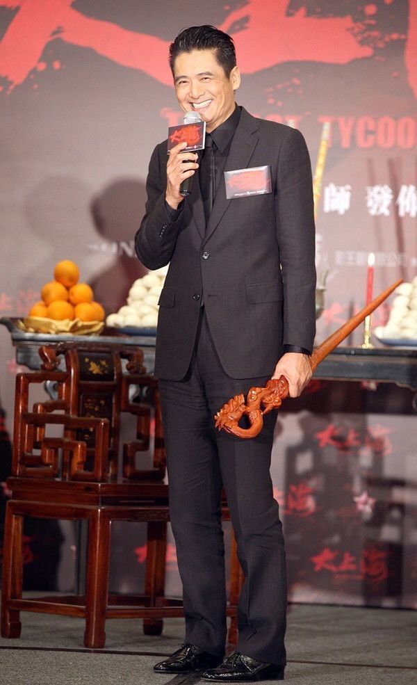 周润发近照曝光:白发不染,西装笔挺依旧风采不减