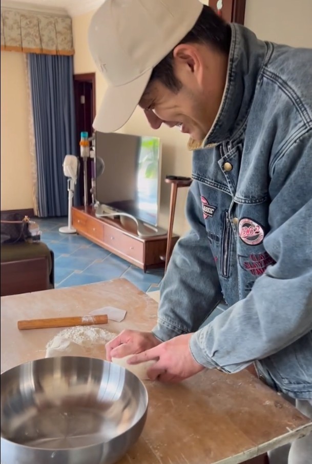 53岁刘均自曝单身！饺子被猫舔过照吃，沙发女士包抢镜 - 360娱乐，你开心就好
