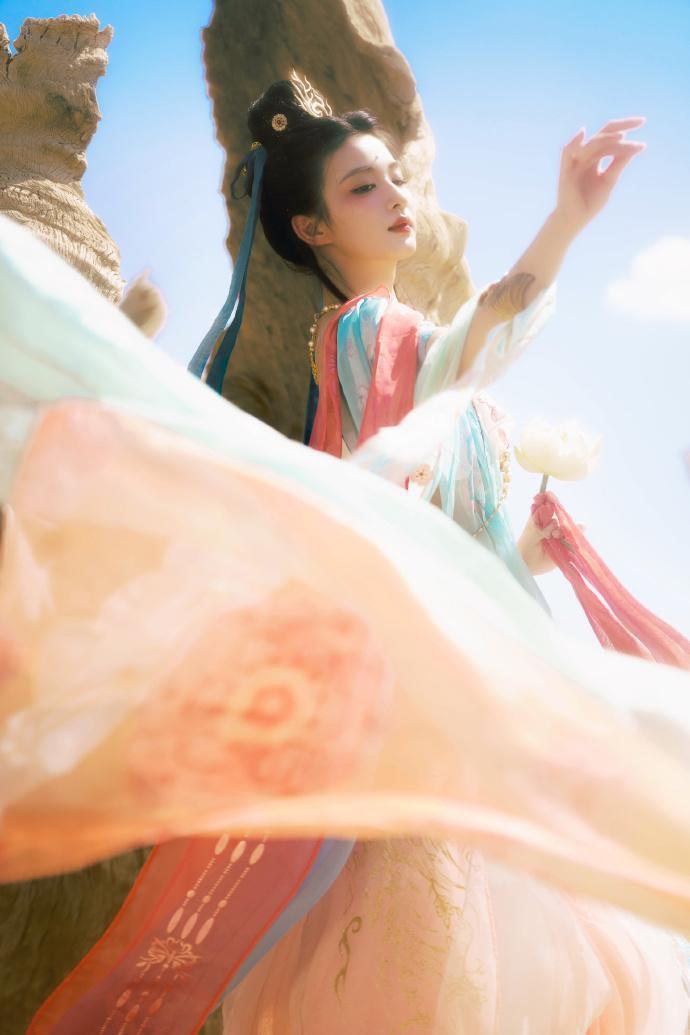 王楚然COS敦煌神女，手抱琵琶裙摆飞扬！网友：怎么能美成这样？ - 360娱乐，你开心就好