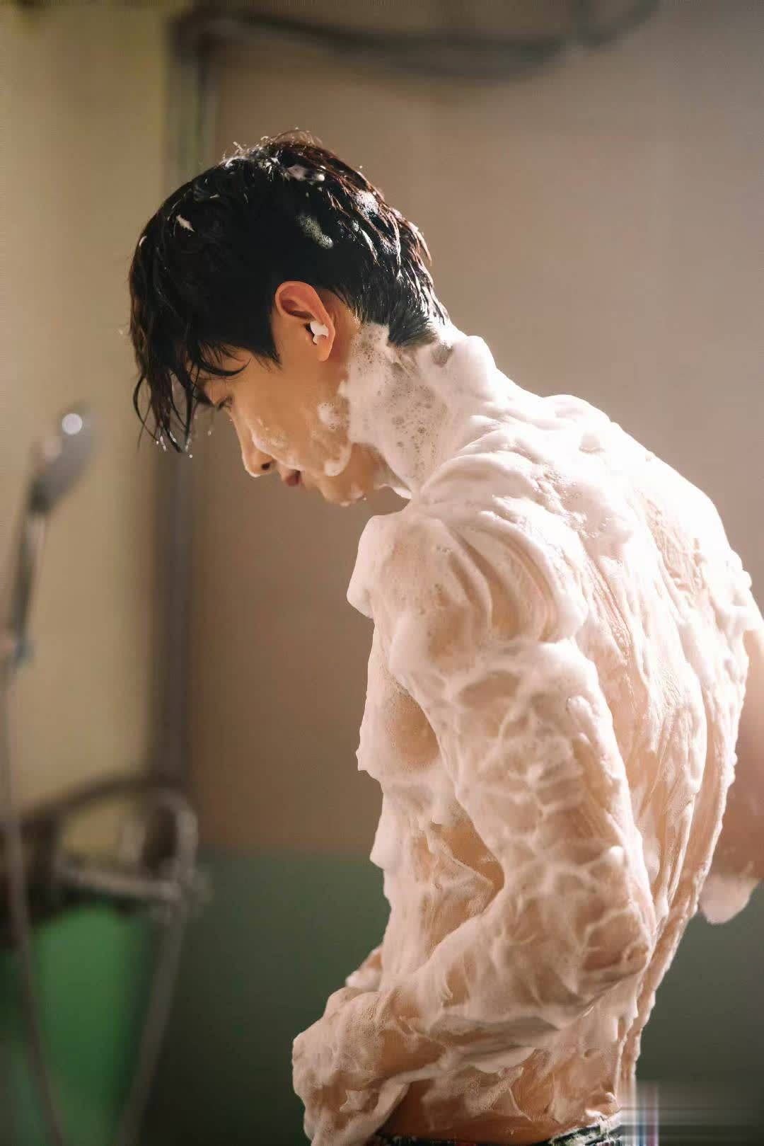 白敬亭洗澡戏份:八块腹肌背后的"秘密"